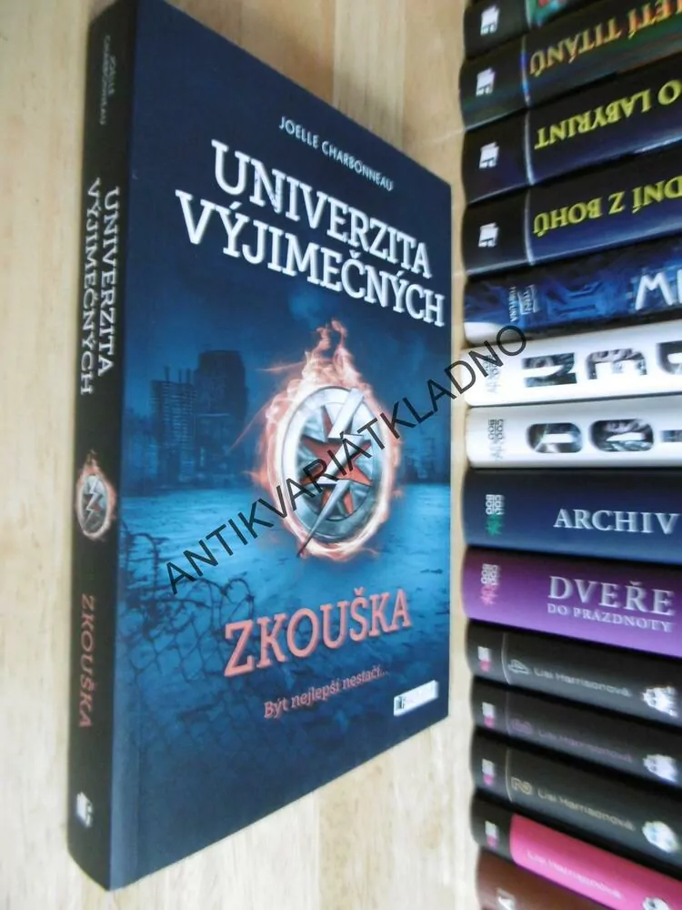 UNIVERZITA VYJÍMEČNÝCH, ZKOUŠKA, BÝT NEJLEPŠÍ NESTAČÍ, JOELLE CHARBONNEAU