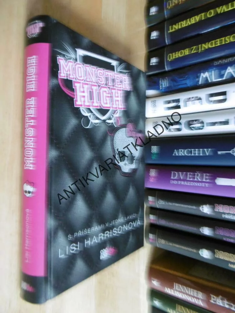 MONSTER HIGH, S PŘÍŠERAMI V JEDNÉ LAVICI, LISI HARRISONOVÁ, **an