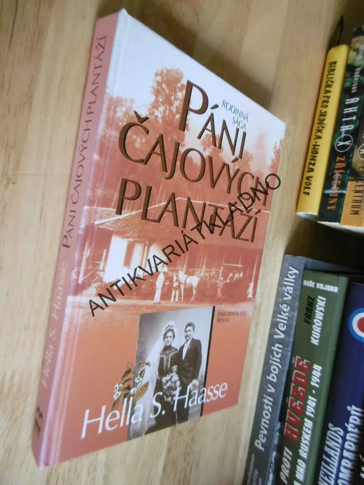 PÁNI ČAJOVÝCH PLANTÁŽÍ, HELLA S. HAASSE, RODINNÁ SÁGA, **an