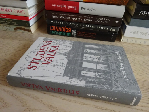 STUDENÁ VÁLKA, JOHN LEWIS GADDIS, **an