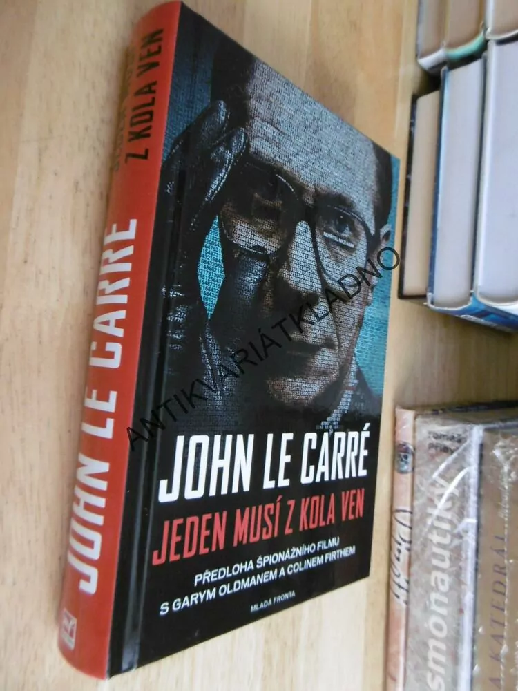 JEDEN MUSÍ Z KOLA VEN, JOHN LE CARRÉ