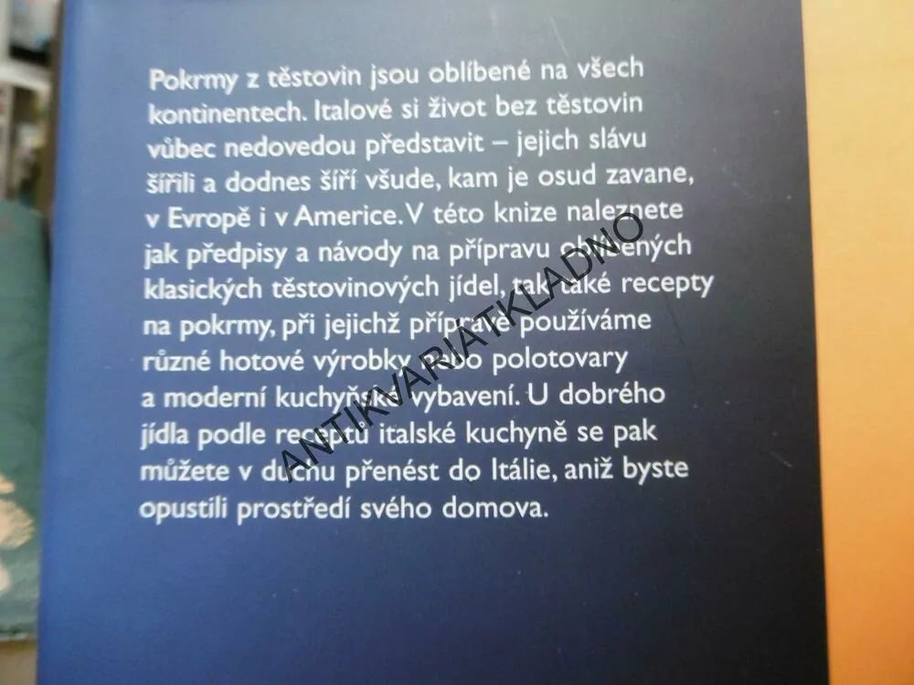 MODERNÍ KUCHAŘKA TĚSTOVINY, **an