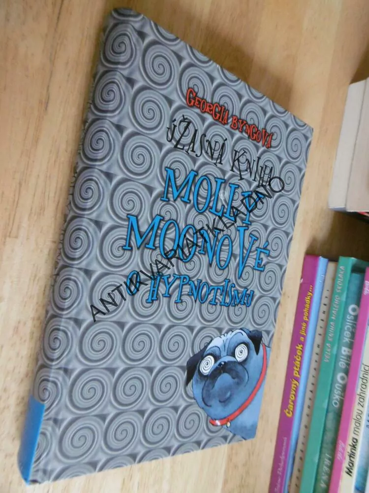 ÚŽASNÁ KNIHA MOLLY MOONOVÉ O HYPNOTISMU, GEORGIA BYNCOVÁ, **an