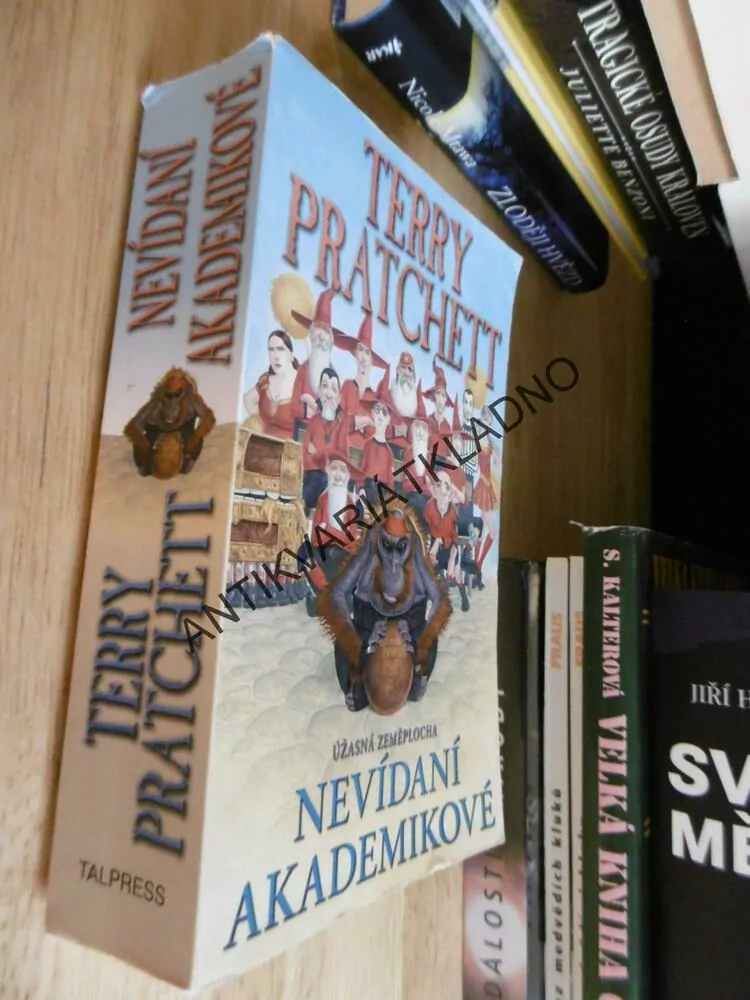 NEVÍDANÍ AKADEMIKOVÉ, ÚŽASNÁ ZEMĚPLOCHA, TERRY PRATCHETT