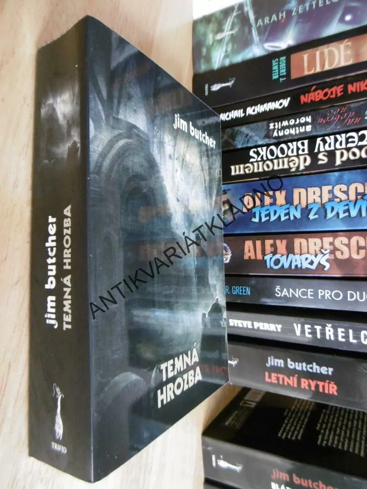 TEMNÁ HROZBA, JIM BUTCHER, **an