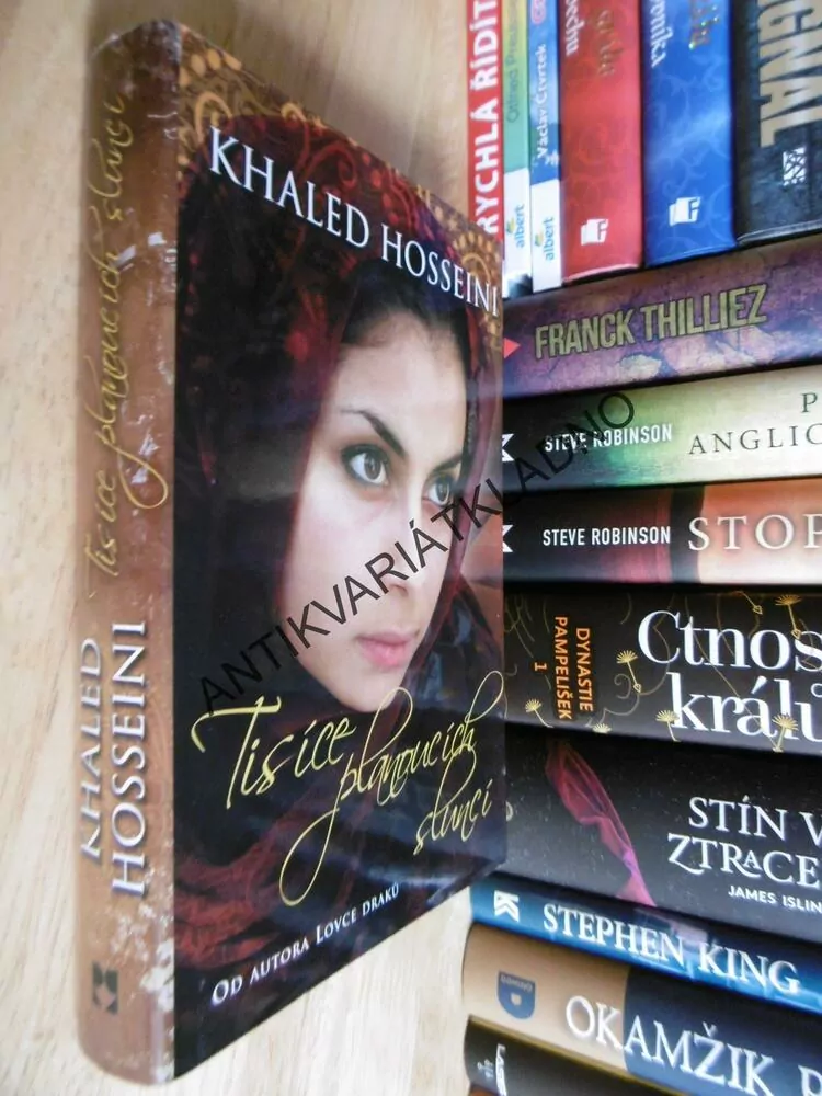 TISÍCE PLANOUCÍCH SLUNCÍ, KHALED HOSSEINI, **an