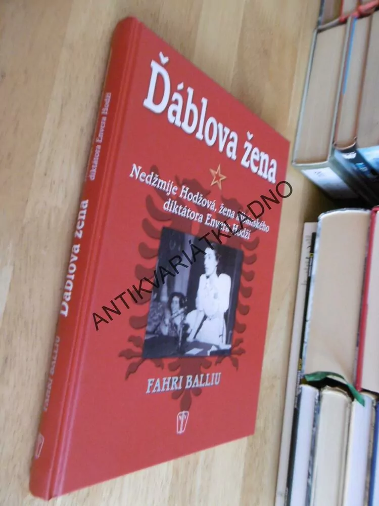 ĎÁBLOVA ŽENA, NEDŽMIJE HODŽOVÁ, ŽENA ALBÁNSKÉHO DIKTÁTORA ENVERA HODŽI, FAHRI BALLIU, **an