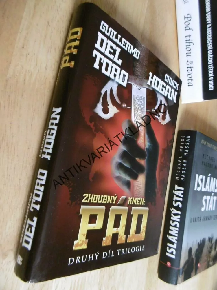 ZHOUBNÝ KMEN, PÁD, DEL TORO, CHUCK HOGAN