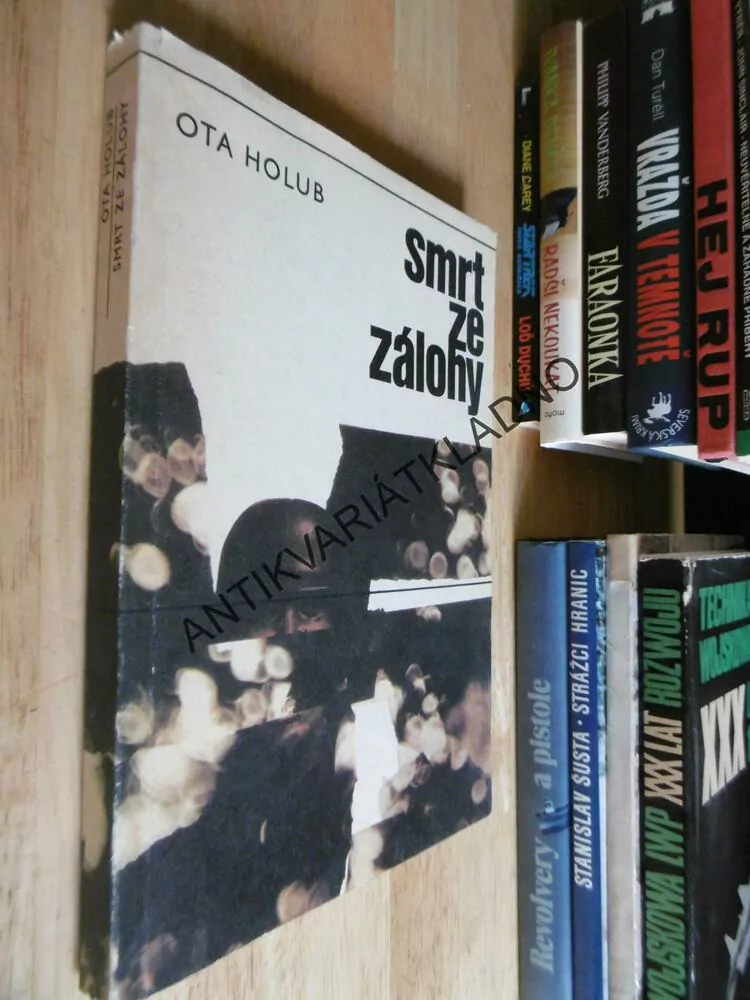 SMRT ZE ZÁLOHY, OTA HOLUB, **an