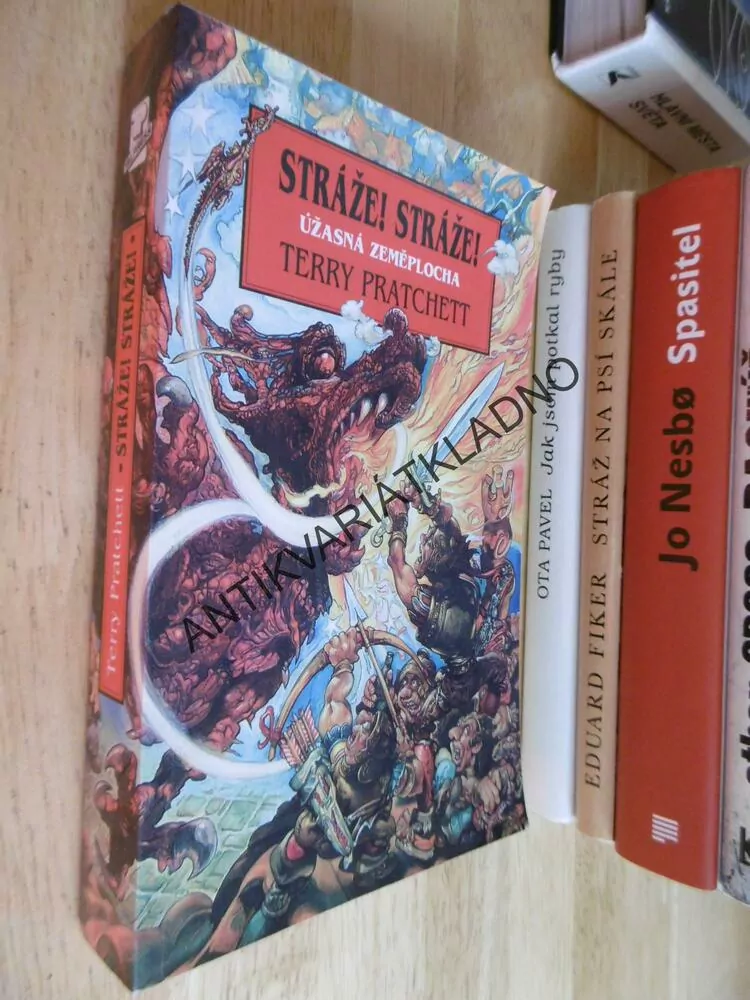 STRÁŽE! STRÁŽE, ÚŽASNÁ ZEMĚPLOCHA, TERRY PRATCHETT, **an