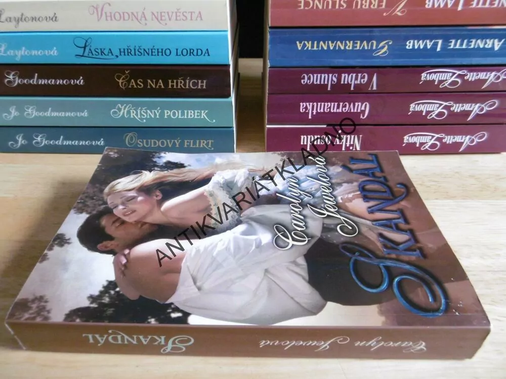 SKANDÁL, CAROLYN JEWELOVÁ, **an