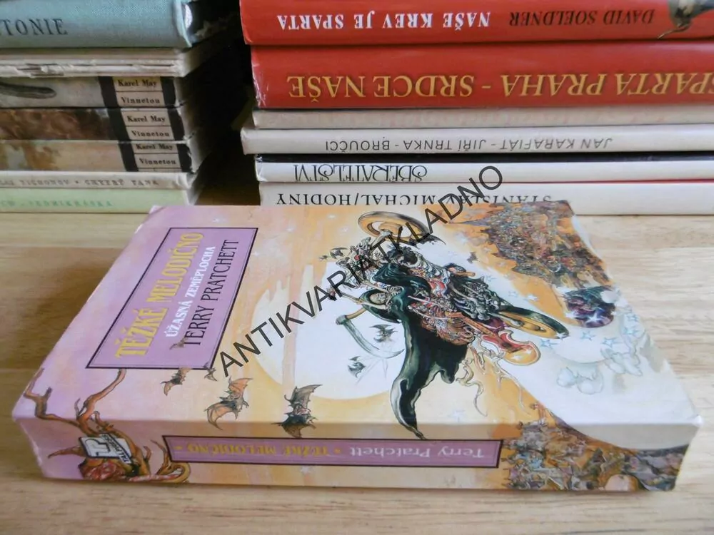 TĚŽKÉ MELODIČNO, ÚŽASNÁ ZEMĚPLOCHA, TERRY PRATCHETT