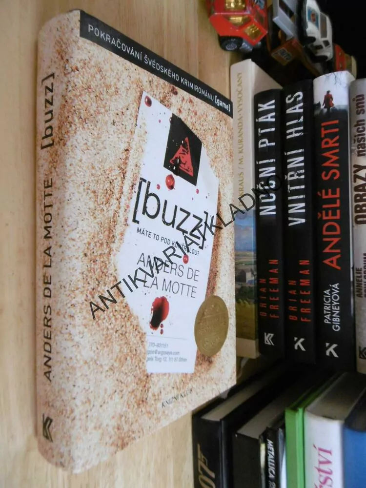 BUZZ, MÁTE POD KONTROLOU? ANDERS DE LA MOTTE, **an