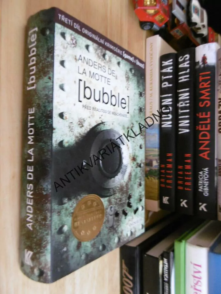 BUBBLE, PŘED REALITOU SE NESCHOVÁTE, ANDERS DE LA MOTTE, **an