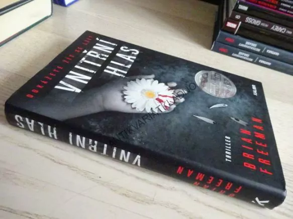 VNITŘNÍ HLAS, BRIAN FREEMAN, **an