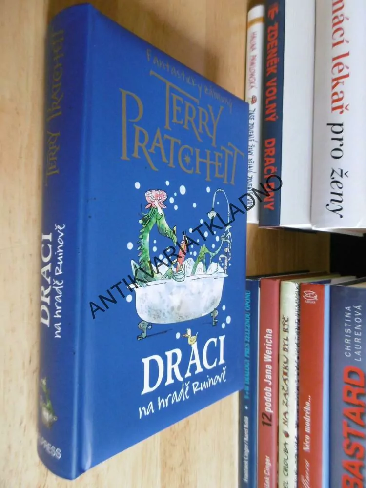 DRACI NA HRADĚ RUINOVĚ, FANTASTICKY ZÁBAVNÝ TERRY PRATCHETT