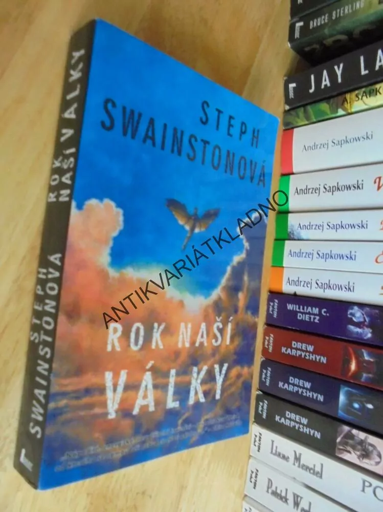 ROK NAŠÍ VÁLKY, STEPH SWAINSTONOVÁ, **an