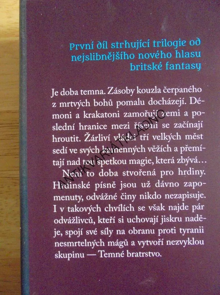 TEMNÉ BRATRSTVO, LUKE SCULL, **an