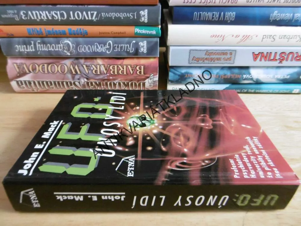 UFO- ÚNOSY LIDÍ, JOHN E.MACK