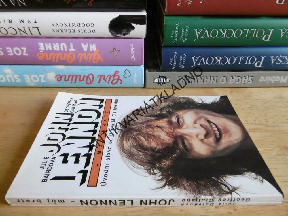 JOHN LENNON - MŮJ BRATR, BEATLES, JULIE BAIRDOVÁ, GEOFFREY GIULIANO