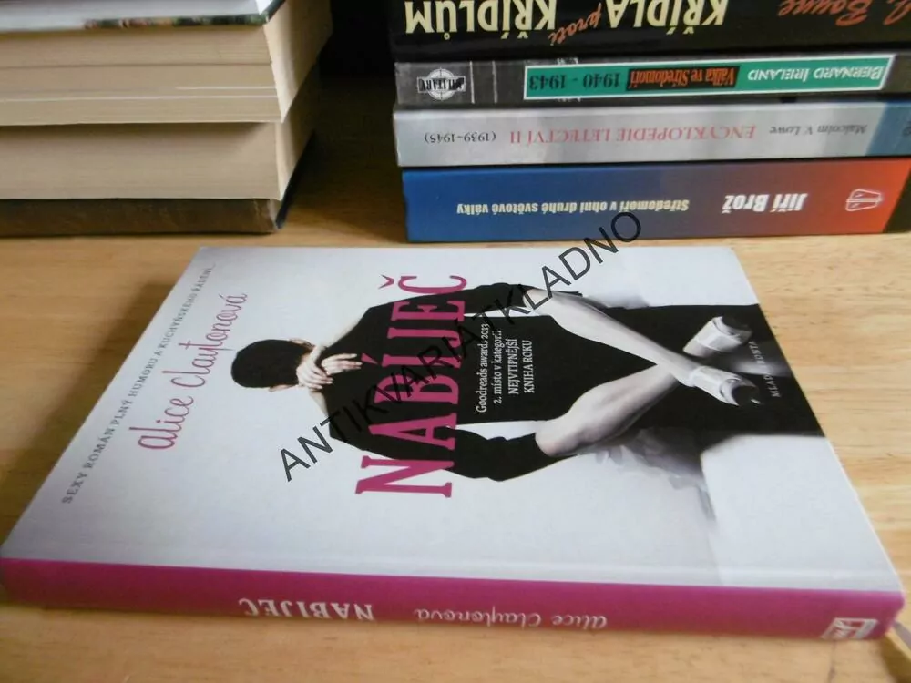 NABÍJEČ, ALICE CLAYTONOVÁ,**an 