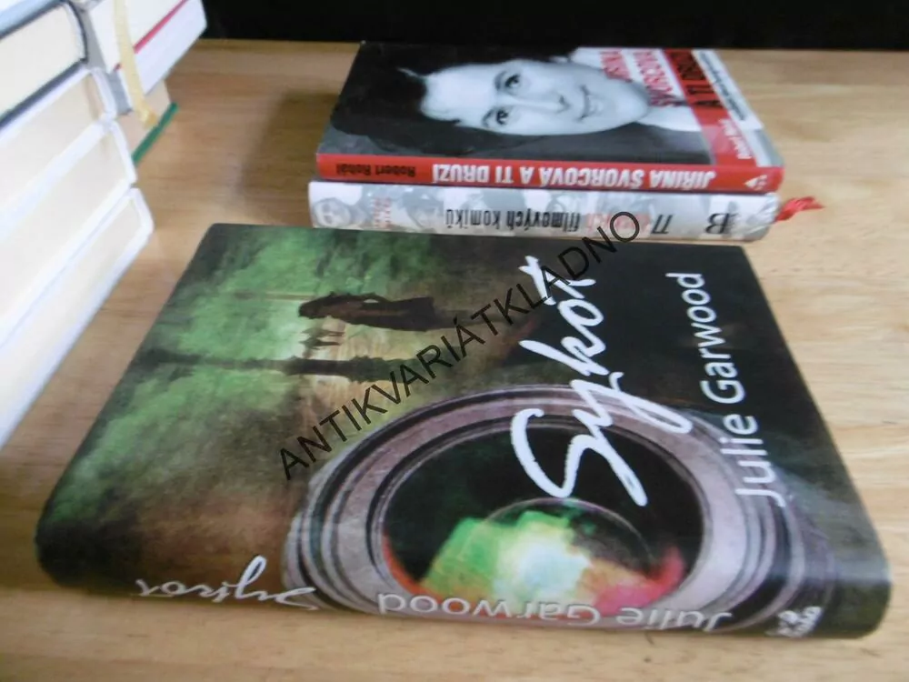 SYKOT, JULIE GARWOOD, GARWOODOVÁ, **an
