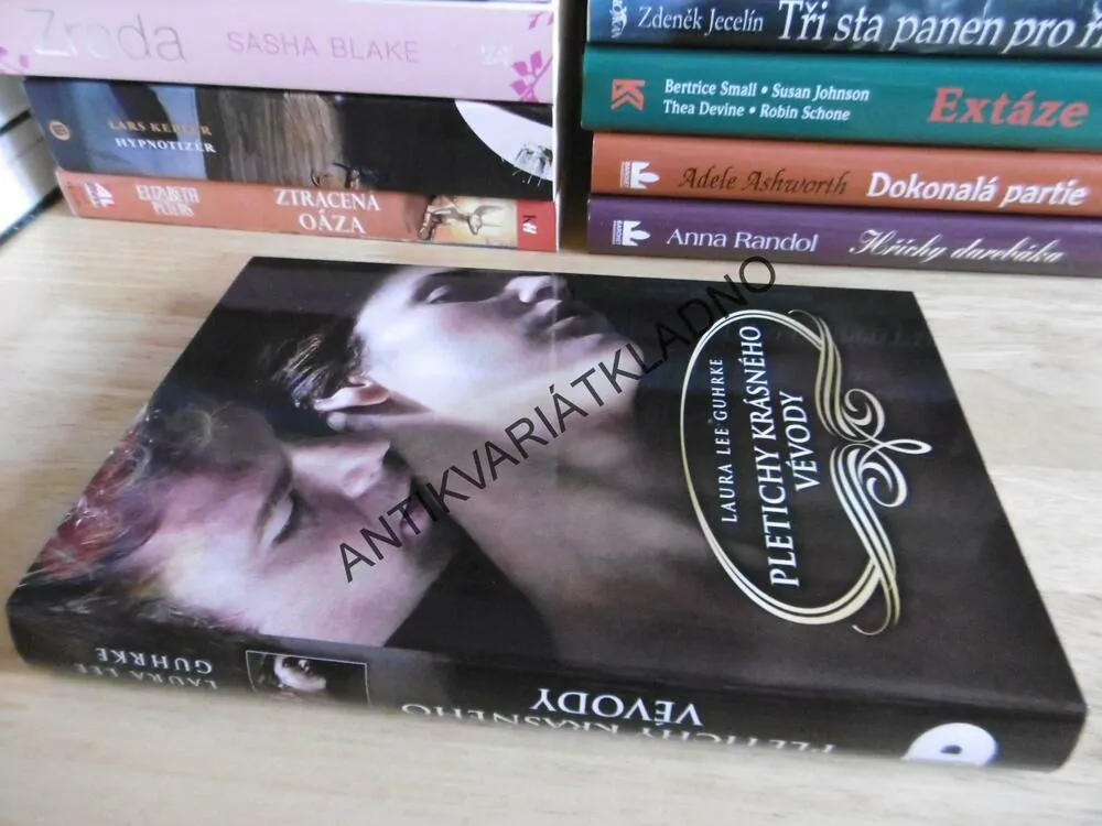 PLETICHY KRÁSNÉHO VÉVODY, LAURA LEE GUHRKE, **an