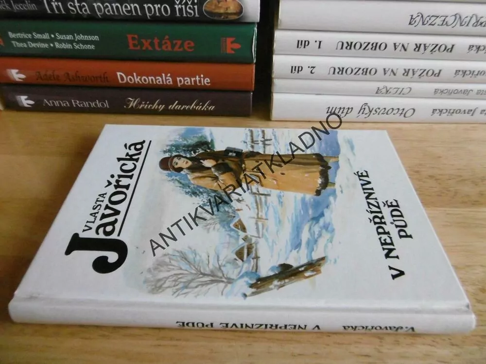 V NEPŘÍZNIVÉ PŮDĚ, VLASTA JAVOŘICKÁ, **an
