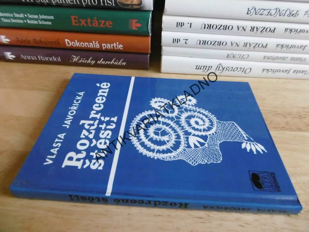 ROZDRCENÉ ŠTĚSTÍ, VLASTA JAVOŘICKÁ, **an