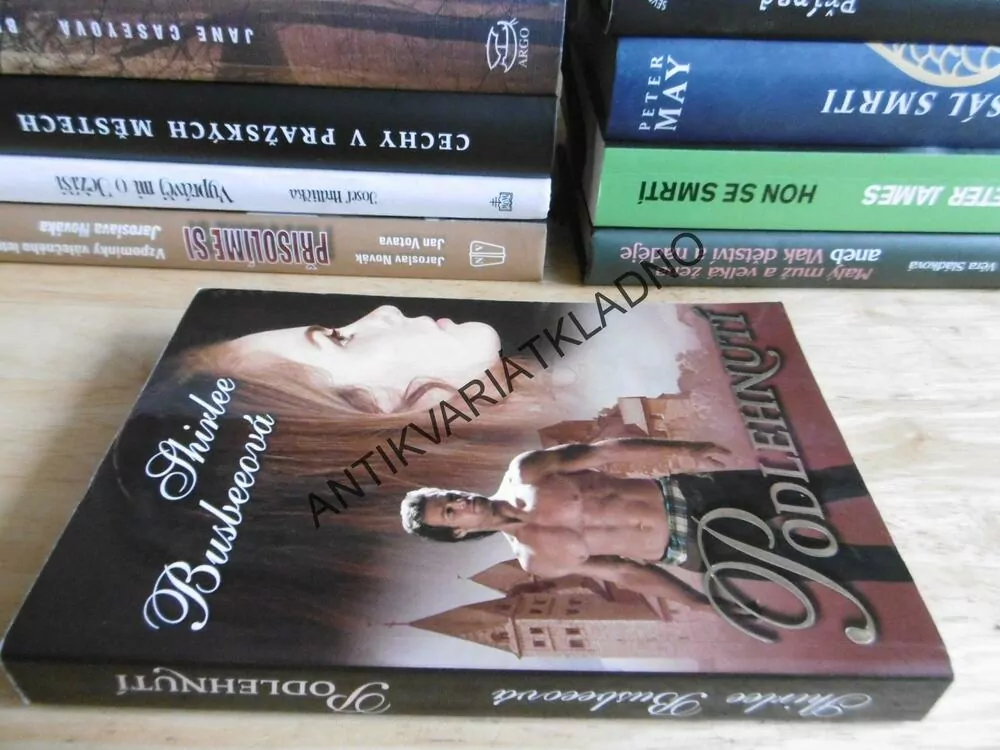 PODLEHNUTÍ, SHIRLEE BUSBEEOVÁ, **an