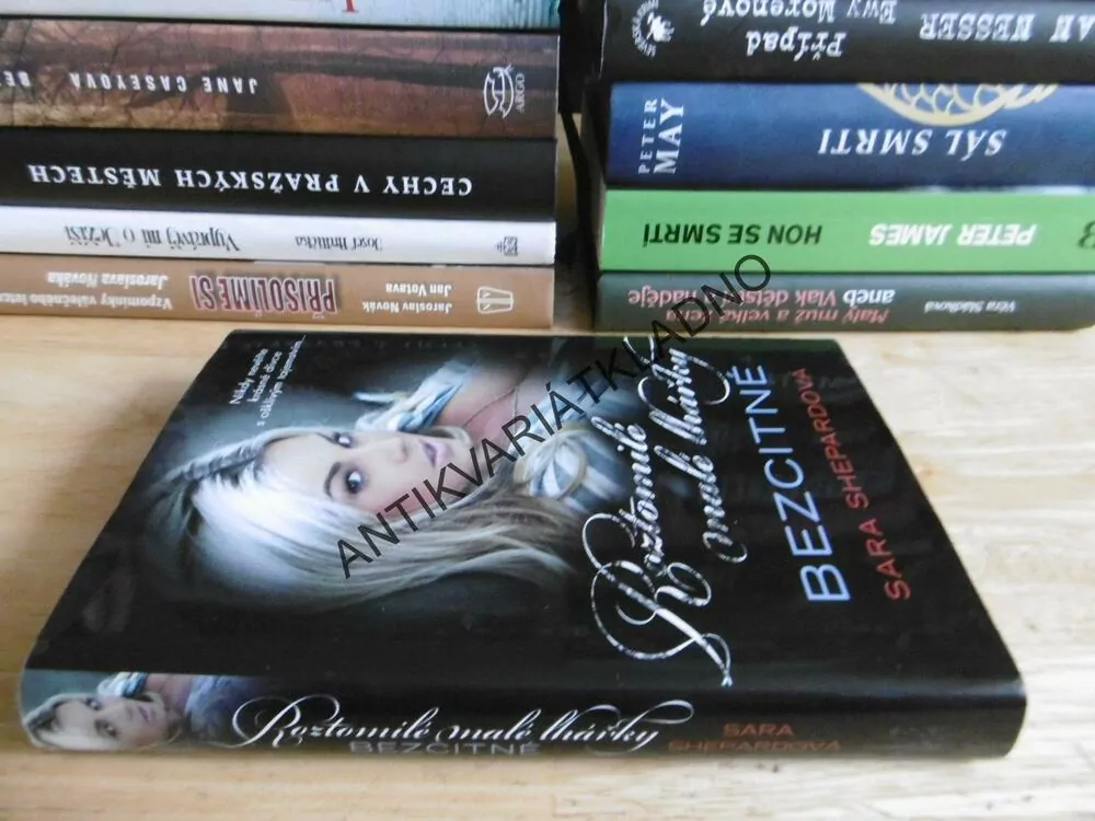 ROZTOMILÉ MALÉ LHÁŘKY, BEZCITNÉ, SARA SHEPARDOVÁ, **an