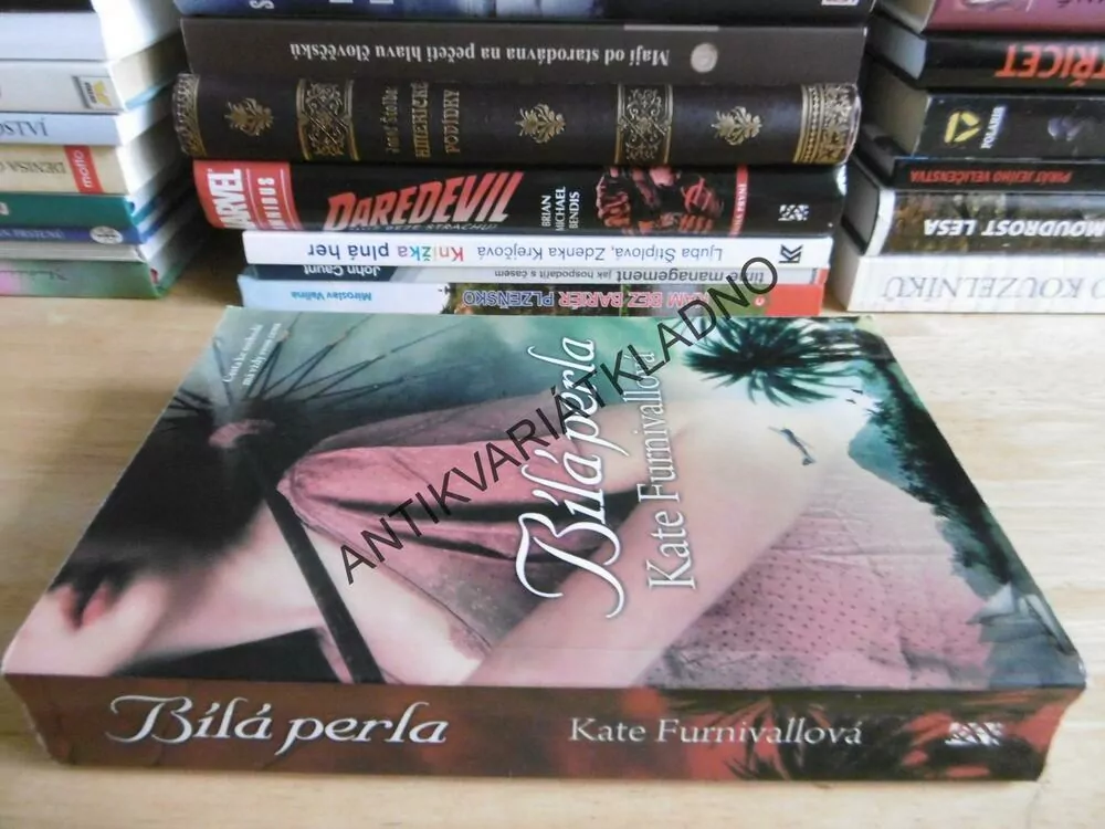 BÍLÁ PERLA, KATE FURNIVALLOVÁ, **an