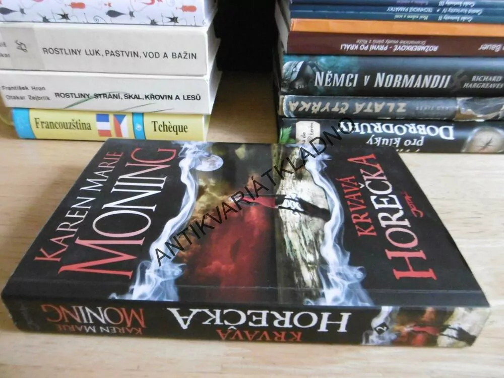 KRVAVÁ HOREČKA, KAREN MARIE MONING,, **an