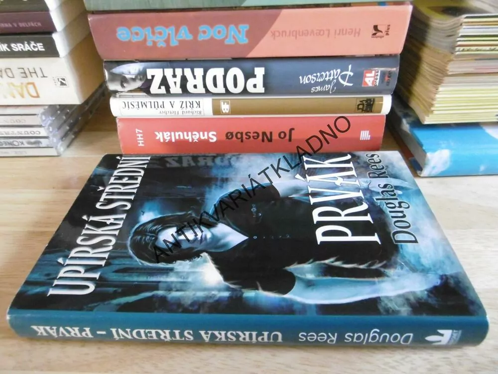 UPÍRSKÁ STŘEDNÍ, PRVÁK, DOUGLAS REES, **an