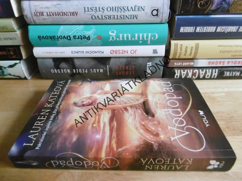 VODOPÁD, LAUREN KATEOVÁ, **an
