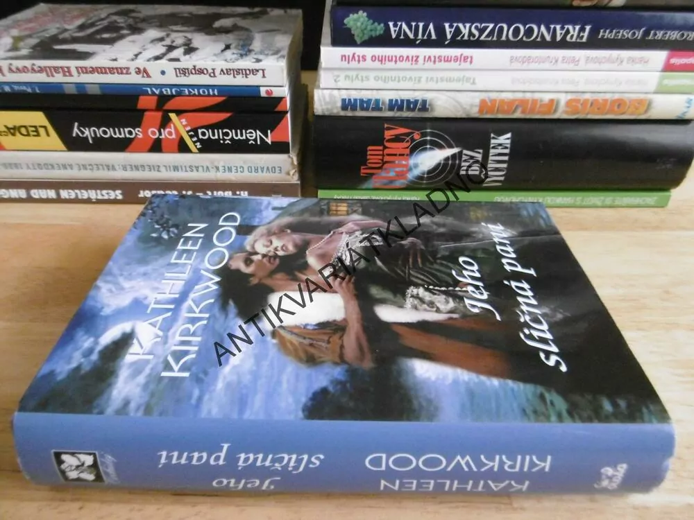 JEHO SLIČNÁ PANÍ, KATHELEEN KIRKWOOD, **an