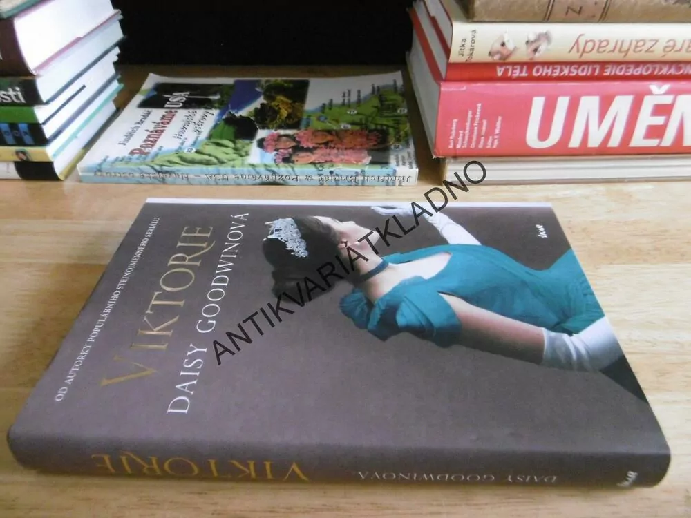 VIKTORIE, DAISY GOODWINOVÁ, **an