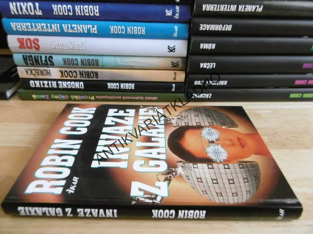 INVAZE Z GALAXIE, ROBIN COOK, **an