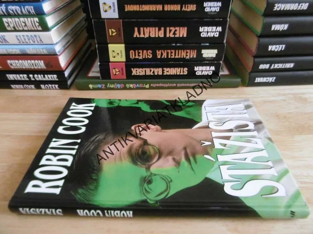 STÁŽISTA, ROBIN COOK, **an