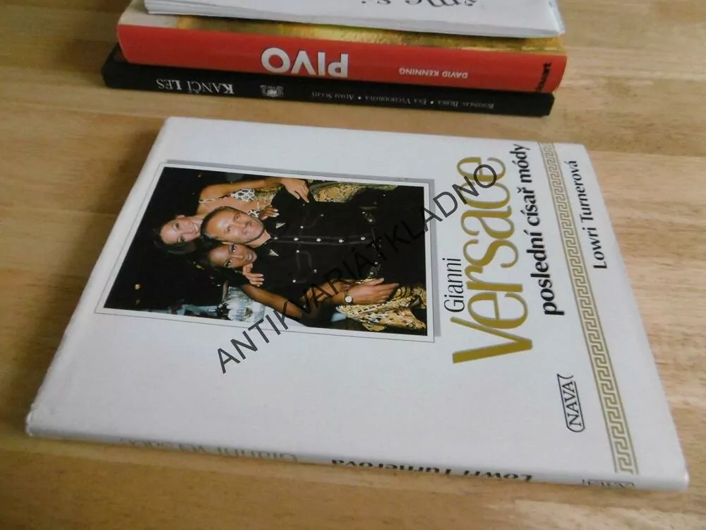 GIANNI VERSACE, POSLEDNÍ CÍSAŘ MÓDY, LOWRI TURNEROVÁ