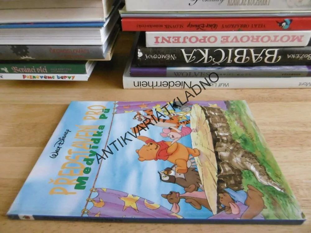 PŘEDSTAVENÍ PRO MEDVÍDEK PÚ, WALT DISNEY, **an