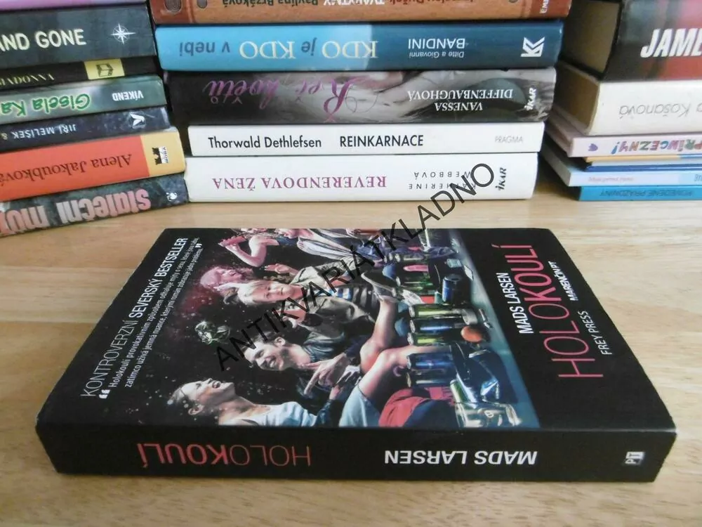 HOLOKOULÍ, MADS LARSEN, SEVERSKÝ BESTSELLER, **an