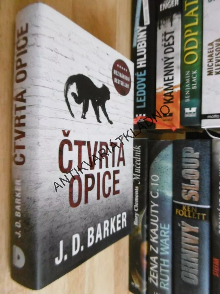 ČTVRTÁ OPICE, J.D. BARKER, **an