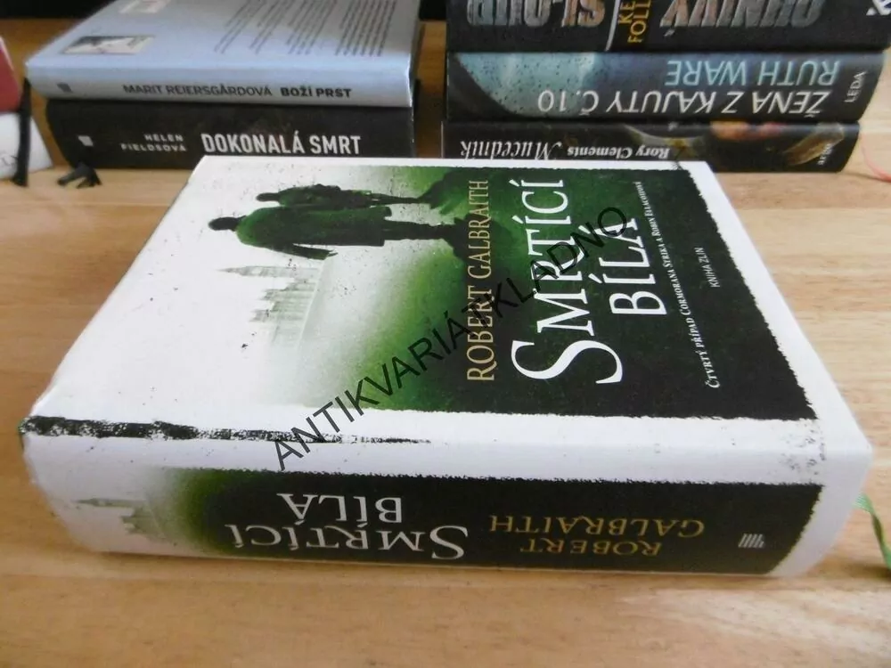 SMRTÍCÍ BÍLÁ, ROBERT GALBRAITH (J.K. ROWLINGOVÁ), **an