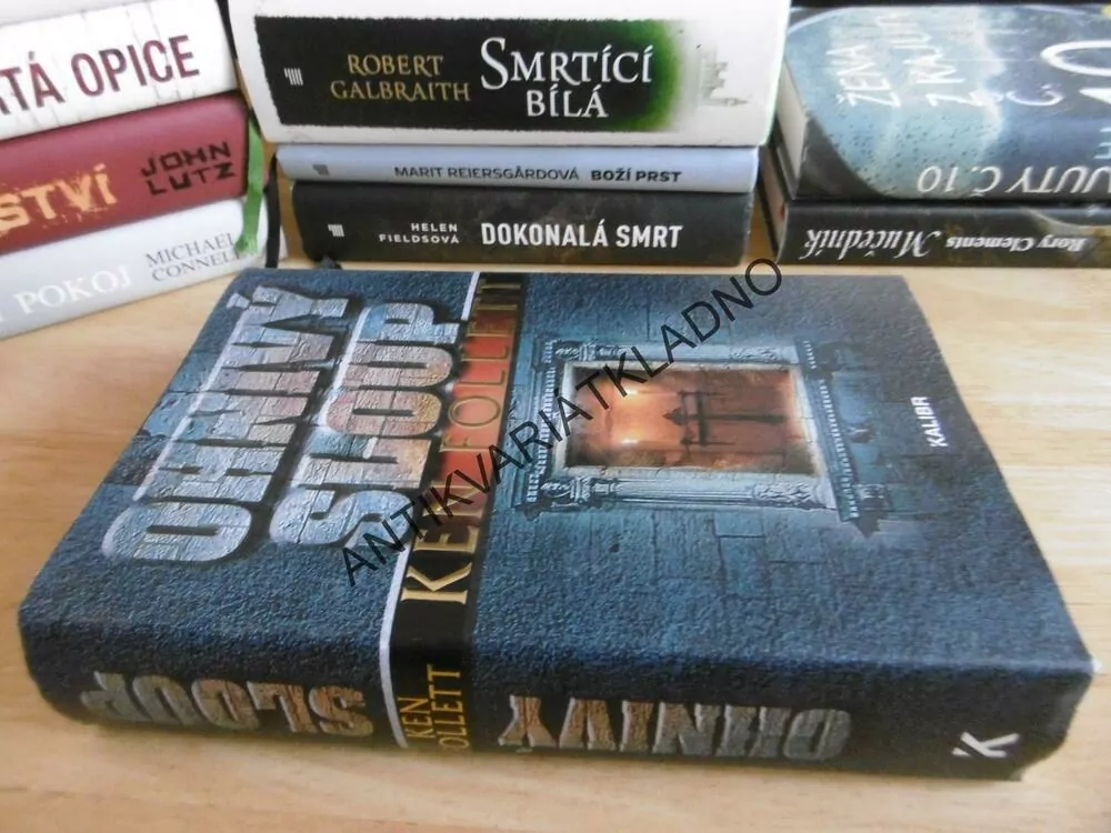 OHNIVÝ SLOUP, KEN FOLLETT, **an