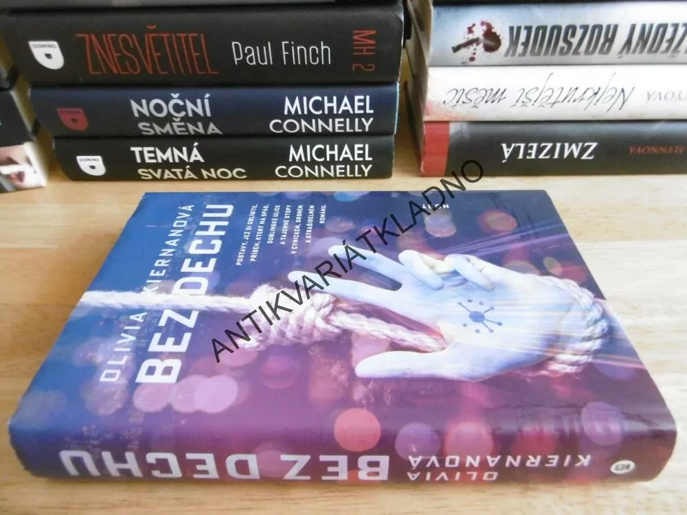 BEZ DECHU, OLIVIA KIERNANOVÁ, **an