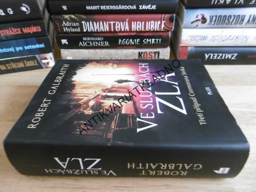 VE SLUŽBÁCH ZLA, ROBERT GALBRAITH (J.K. ROWLINGOVÁ) **an