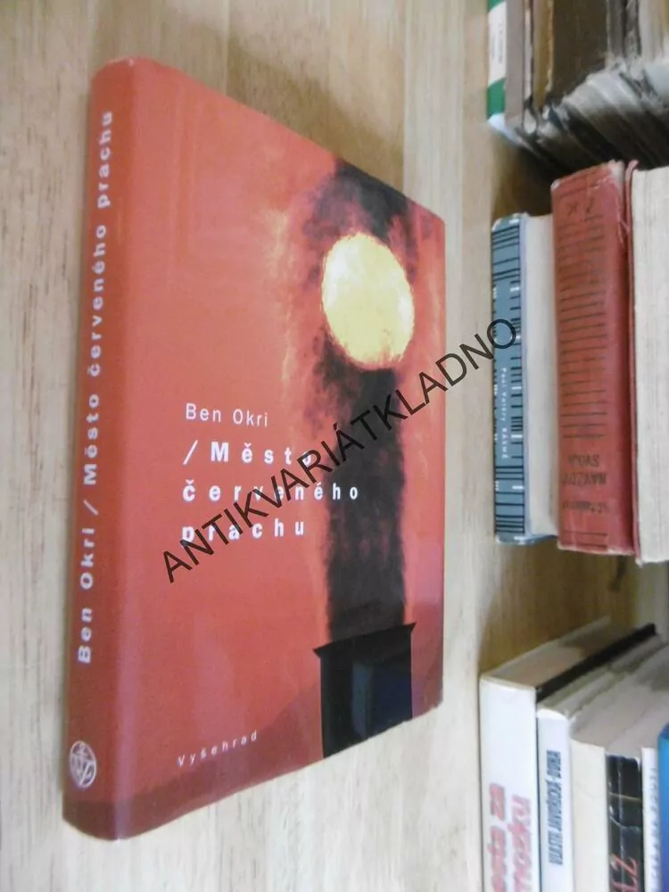 MĚSTO ČERVENÉHO PRACHU, BEN OKRI, **an