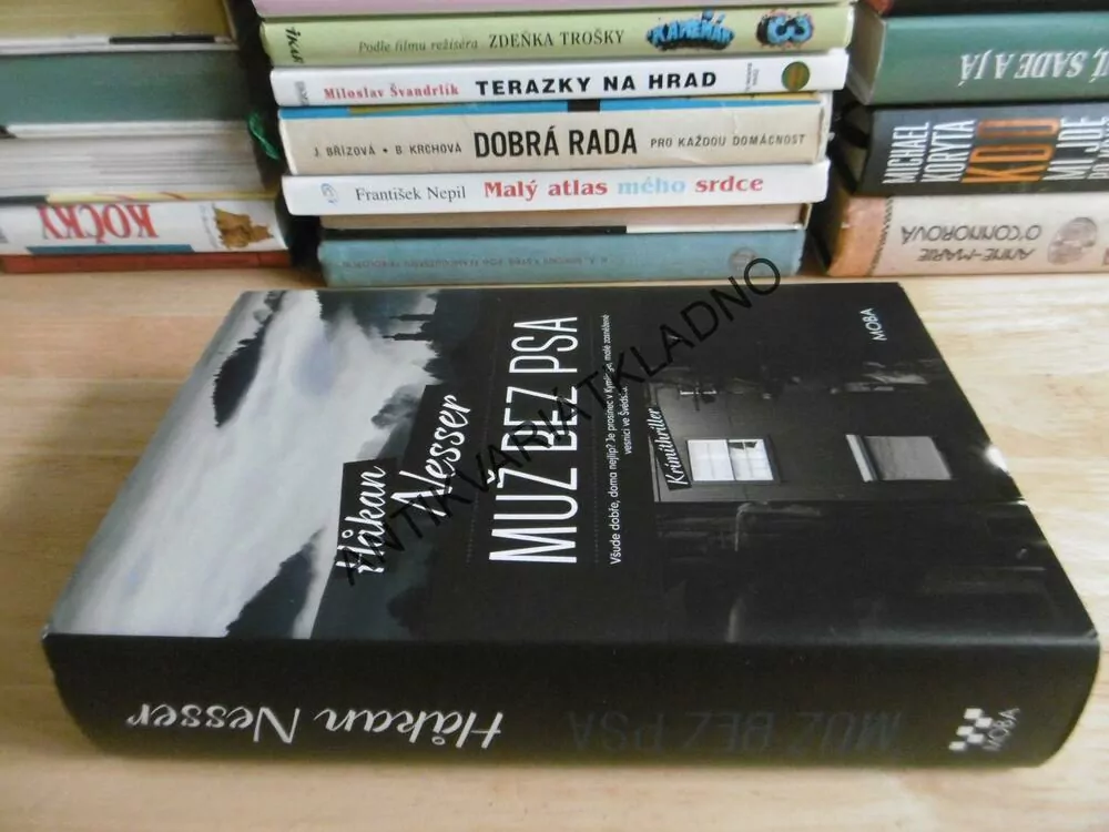 MUŽ BEZ PSA, HAKAN NESSER, **an