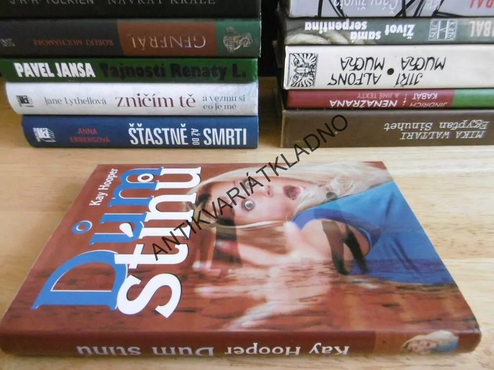 DŮM STÍNŮ, KAY HOOPER, **an